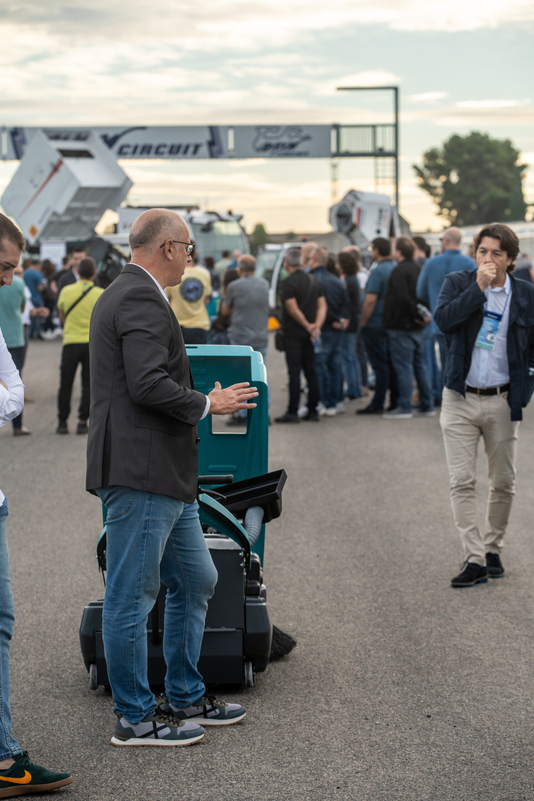 Barredoras industriales en el Circuito Martínez Aspar. Demostraciones, pruebas en pista y muchas ganas de compartir. CXK00035 scaled - Barredoras industriales en el Circuito Martínez Aspar. Demostraciones, pruebas en pista y muchas ganas de compartir.