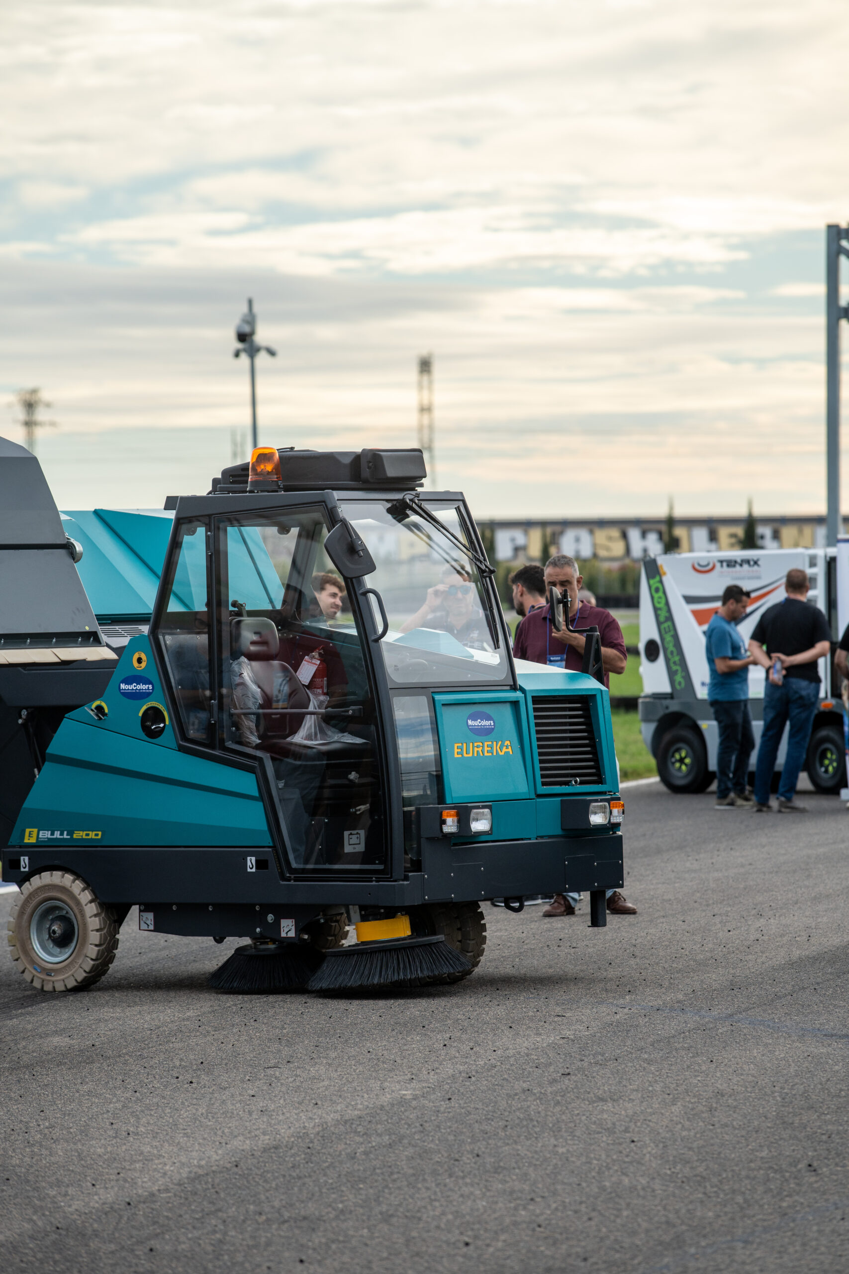 Barredoras industriales en el Circuito Martínez Aspar. Demostraciones, pruebas en pista y muchas ganas de compartir. CXK00042 scaled - Barredoras industriales en el Circuito Martínez Aspar. Demostraciones, pruebas en pista y muchas ganas de compartir.