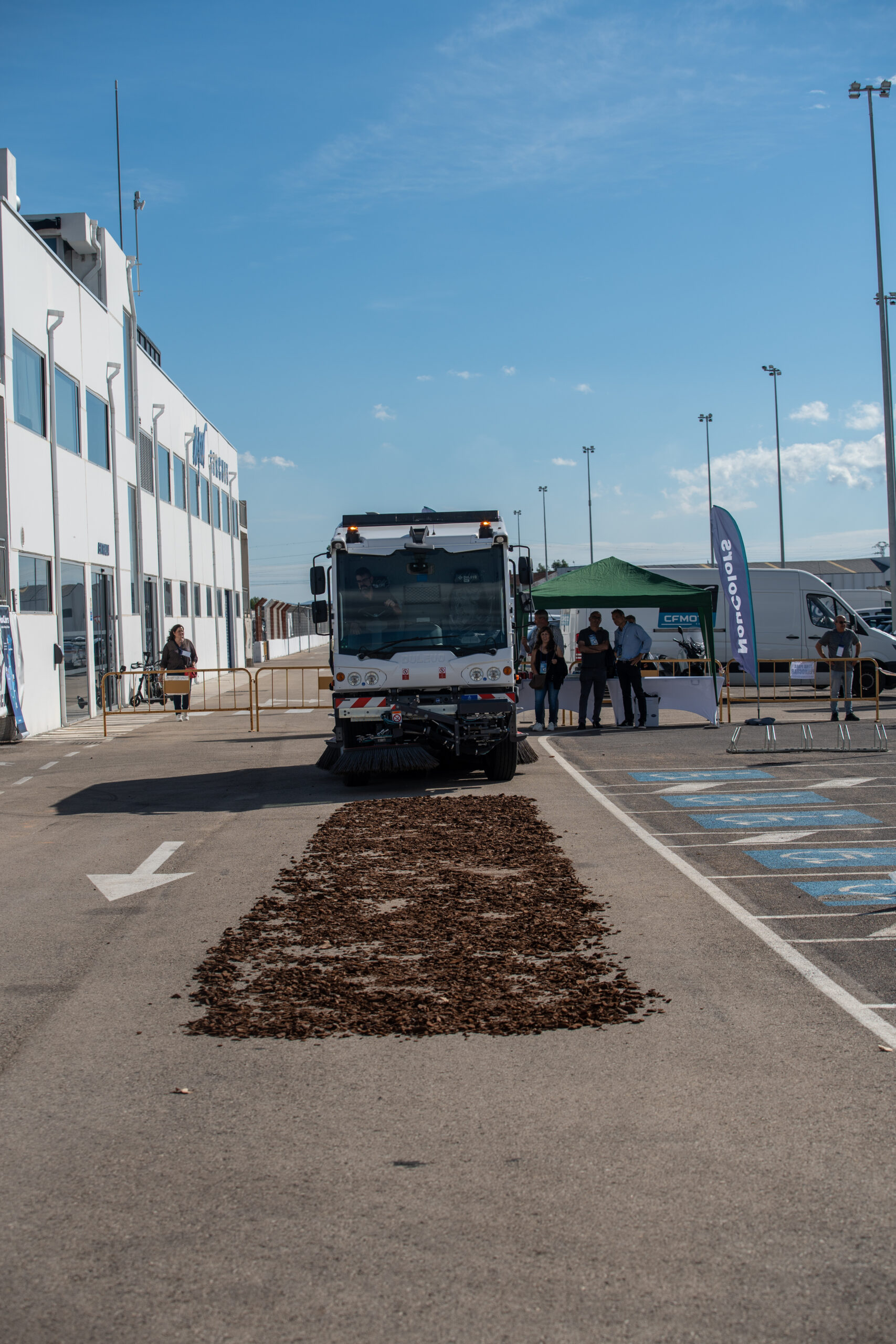 Barredoras industriales en el Circuito Martínez Aspar. Demostraciones, pruebas en pista y muchas ganas de compartir. CXK00102 scaled - Barredoras industriales en el Circuito Martínez Aspar. Demostraciones, pruebas en pista y muchas ganas de compartir.