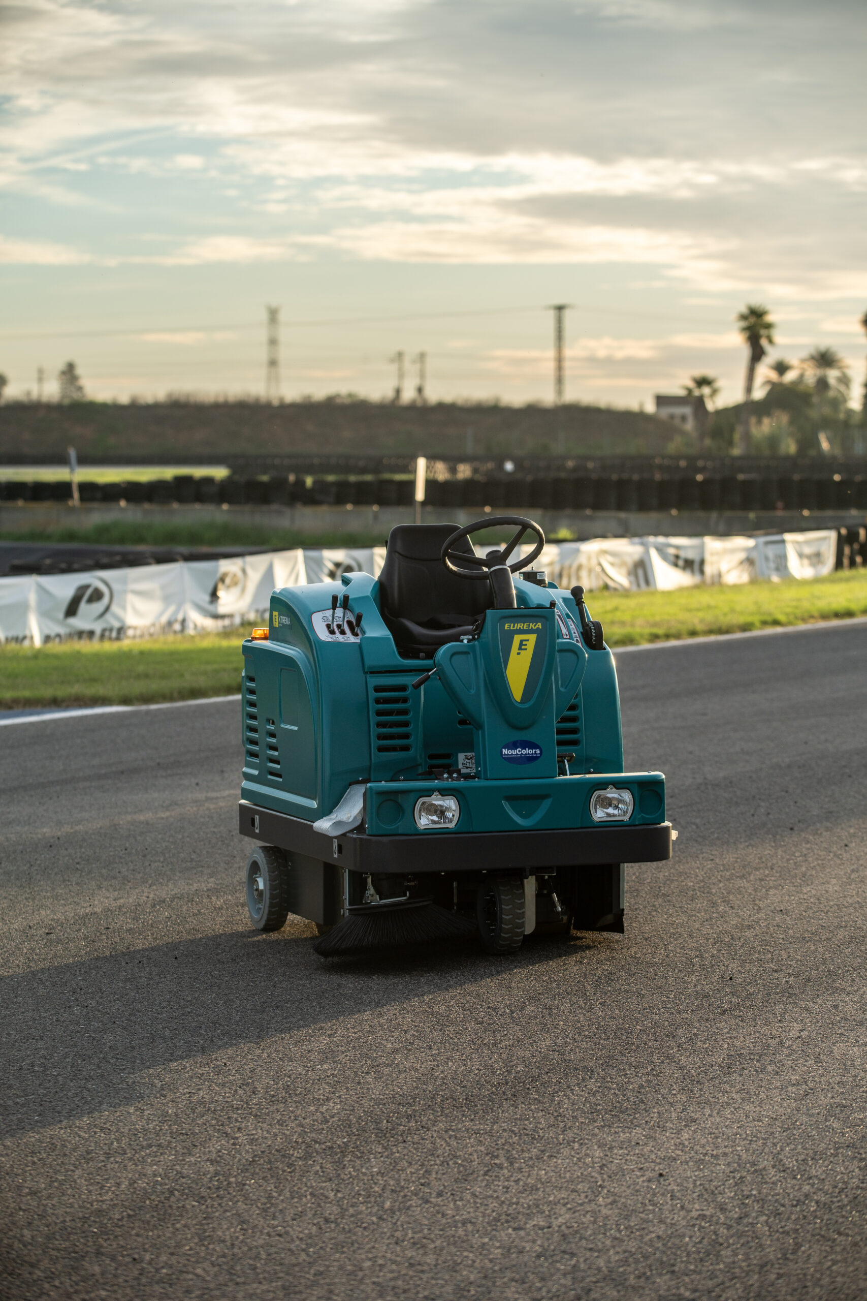 Barredoras industriales en el Circuito Martínez Aspar. Demostraciones, pruebas en pista y muchas ganas de compartir. CXK09764 scaled - Barredoras industriales en el Circuito Martínez Aspar. Demostraciones, pruebas en pista y muchas ganas de compartir.