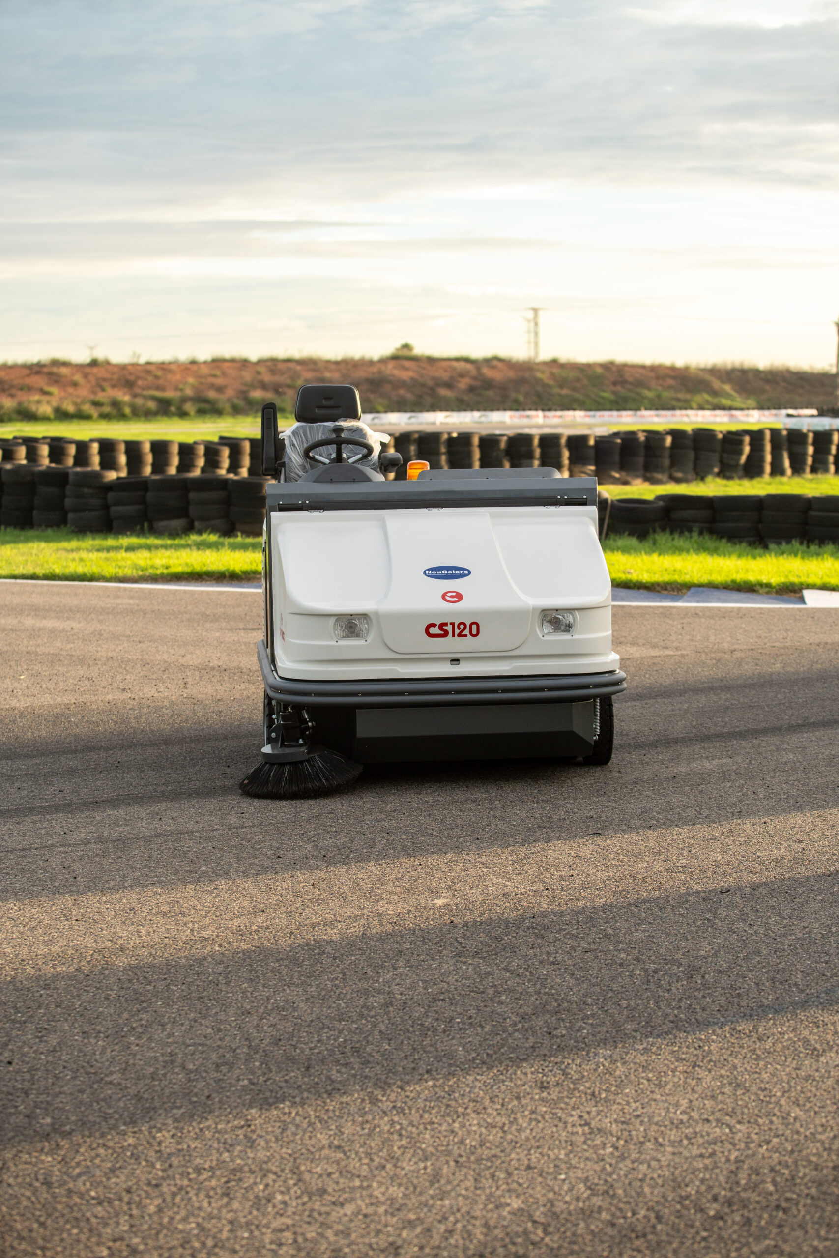 Barredoras industriales en el Circuito Martínez Aspar. Demostraciones, pruebas en pista y muchas ganas de compartir. CXK09766 scaled - Barredoras industriales en el Circuito Martínez Aspar. Demostraciones, pruebas en pista y muchas ganas de compartir.