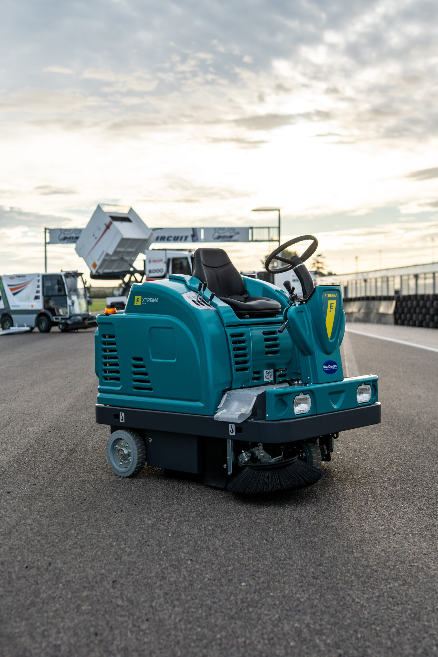 Barredoras industriales en el Circuito Martínez Aspar. Demostraciones, pruebas en pista y muchas ganas de compartir. CXK09877 scaled - Barredoras industriales en el Circuito Martínez Aspar. Demostraciones, pruebas en pista y muchas ganas de compartir.