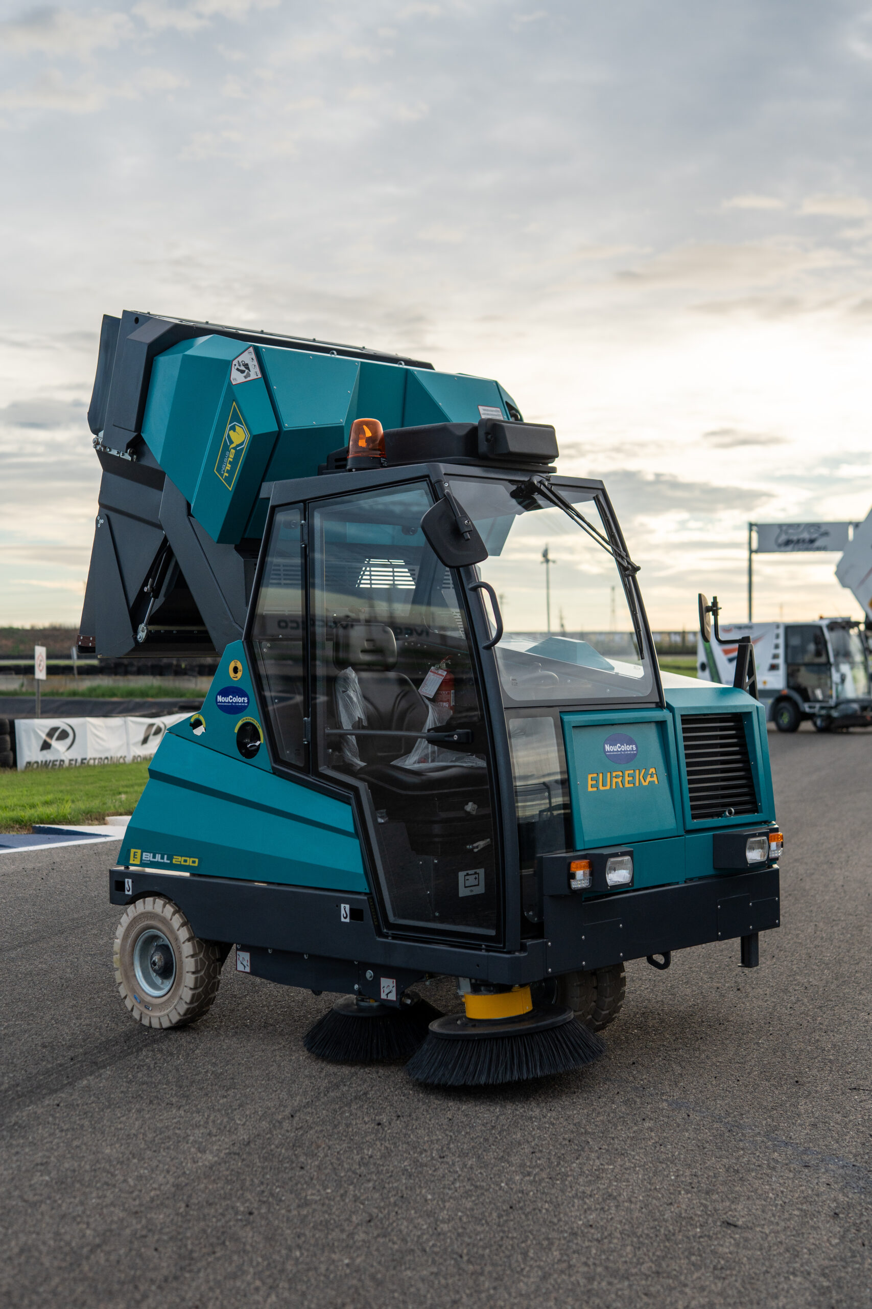 Barredoras industriales en el Circuito Martínez Aspar. Demostraciones, pruebas en pista y muchas ganas de compartir. CXK09878 scaled - Barredoras industriales en el Circuito Martínez Aspar. Demostraciones, pruebas en pista y muchas ganas de compartir.
