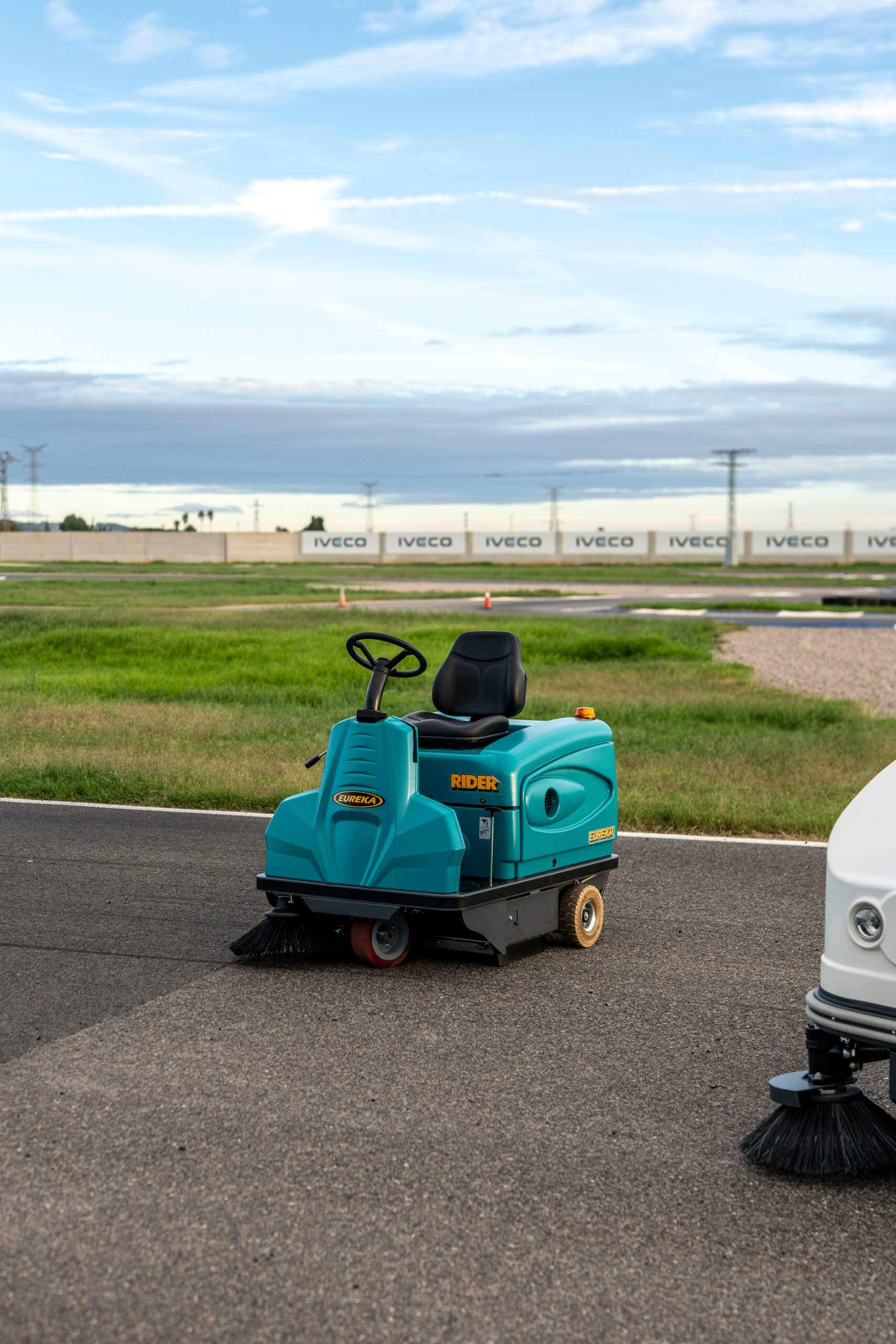 Barredoras industriales en el Circuito Martínez Aspar. Demostraciones, pruebas en pista y muchas ganas de compartir. CXK09881 scaled - Barredoras industriales en el Circuito Martínez Aspar. Demostraciones, pruebas en pista y muchas ganas de compartir.