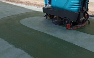 Limpia el suelo de hormigón coloreado con discos anti-abrasión para fregadora